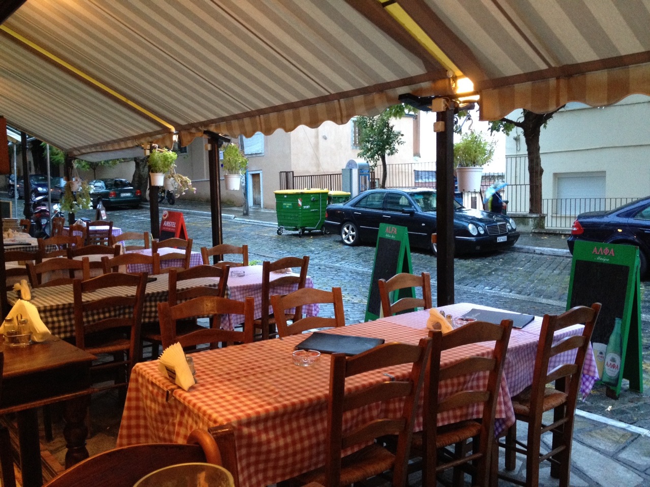 Taverna Kanados: outside seating